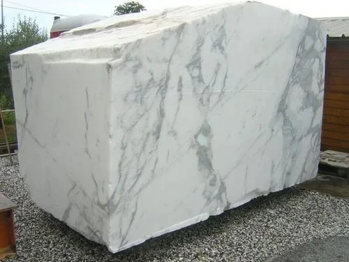 difference between carrara and calacatta marble